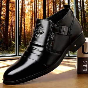 Men's penny loafers, formal dress shoes suitable for weddings, business parties, banquets, offices, etc., with a closed toe design, casual Oxford shoe style, fashionable pointed toe, black rubber trim, and moderate weight.