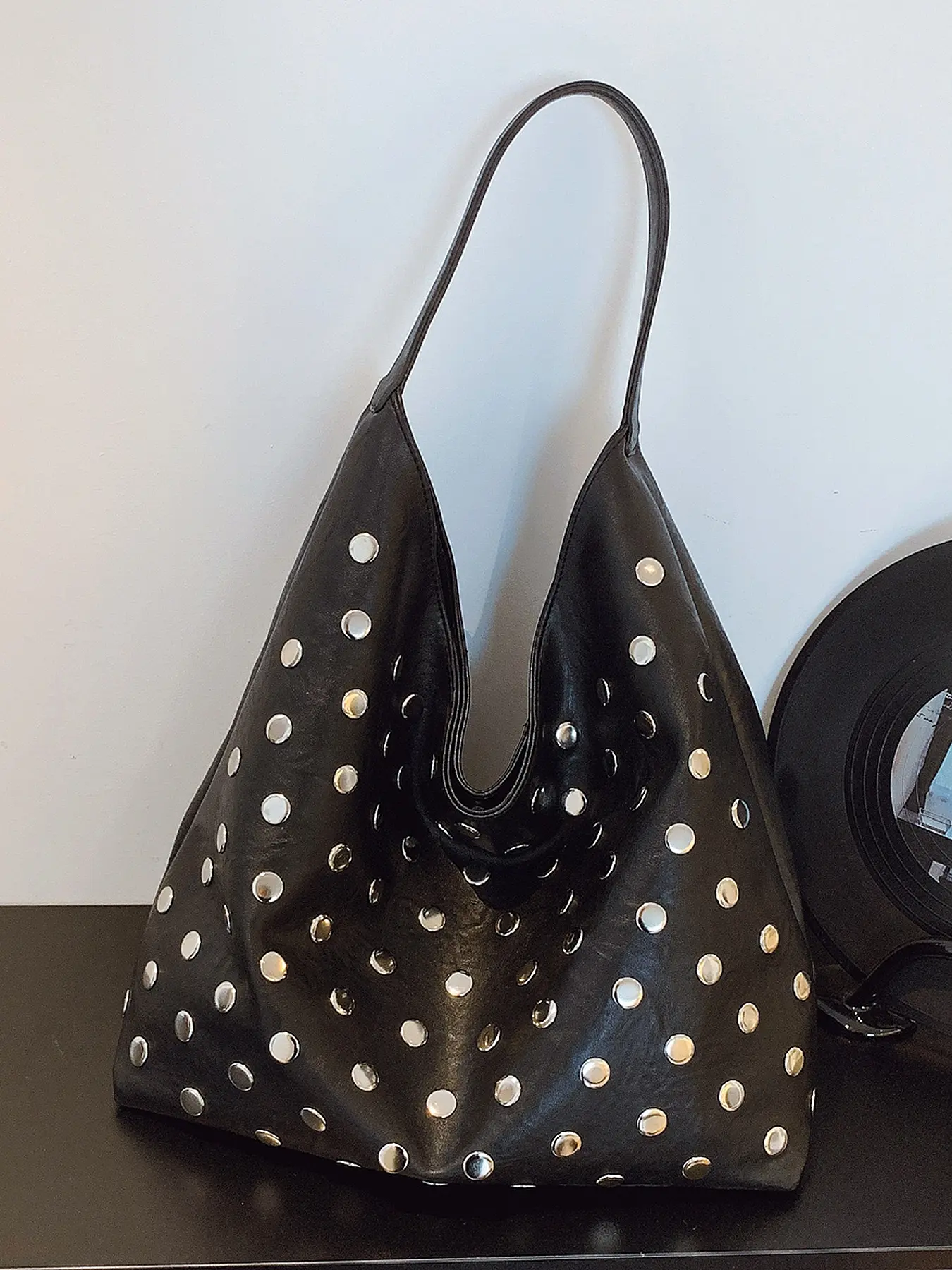 Retro hollow polka-dot one-shoulder underarm bag, niche design splicing metal silver polka-dot one-shoulder handbag, lazy personality  simple exquisite cool joker suitable for daily commuting, shopping and dating.