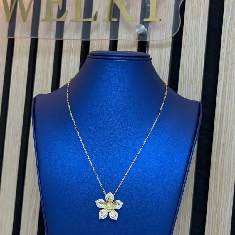 Cadena delicada con colgante grande de flor elaborada en plata 925