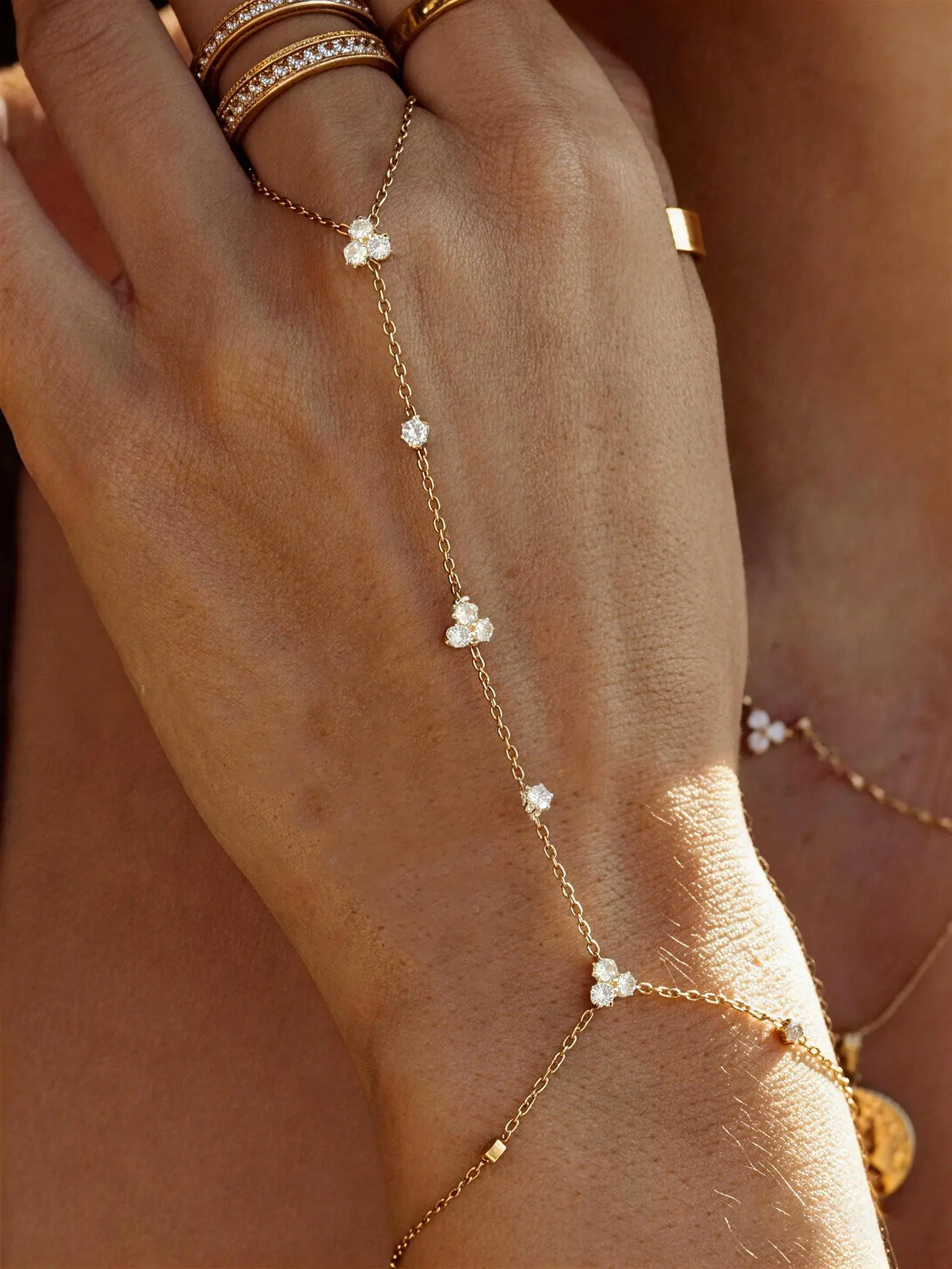 Women's bracelet, gold plated diamond-set chain bracelet, floral fashion ring chain bracelet, women's fashion body jewelry, adjustable, a gift for her, Exquisite trendy bracelet, Adjustable Bling Bracelet, Pretty Bracelet