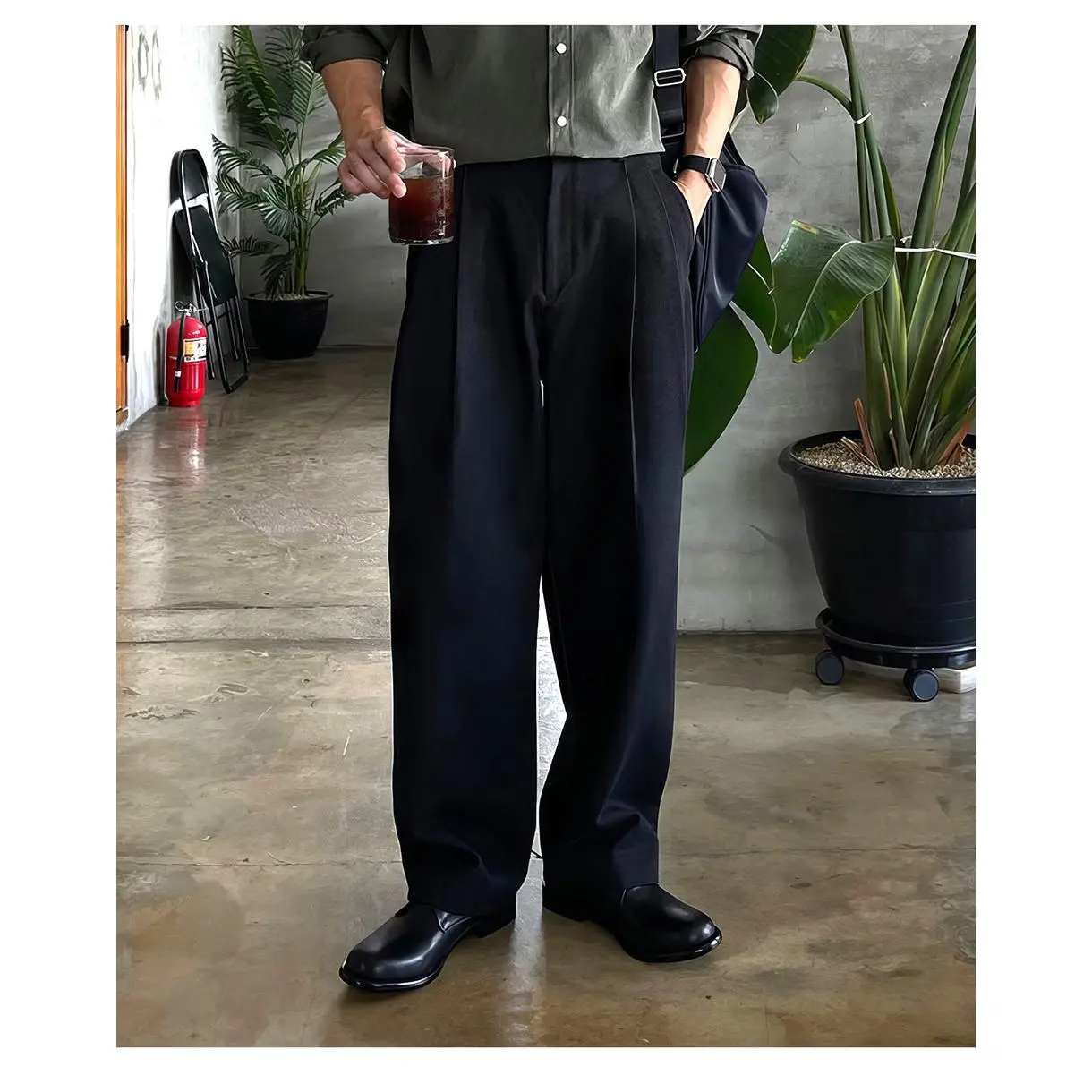 Dark buckle buckle trousers black