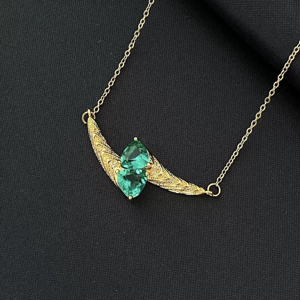 Women's Minimalist Female Short Leaf-Shape Emerald Choker Necklace - LisiZen Alloy-Plated, Fine Plating, 1-Piece Titanium Steel Fully Studded, Comfortable Design, Elegant Casual Light Luxury Accessory DZXL4393