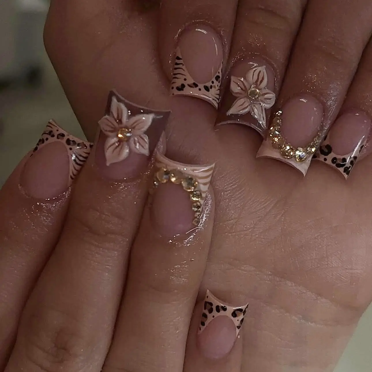 Short square pink-brown French leopard print embossed nails, Nail art design, 3D carved design, sweet and cool style, 3D inlaid diamonds, floral press on nails, removable false nails with jelly glue and nail file, Nail File Included, Nails Press Ons