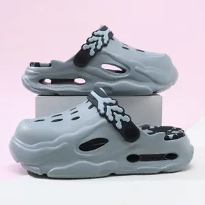 Couples’ shoes: men’s colorblock clogs with hollow-out design; casual, comfortable, breathable, non-slip clogs; fashionable slippers for indoor and outdoor wear; breathable, lightweight clogs.