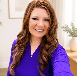 New Release McEntire K138309  22" synthetic wig in Reba red. Heat friendly 350⁰, glueless, 3 combs, 2 adjustable straps, 1 removable band, closed wefted.  120 density.  Free gift with purchase.  please return gift upon return.