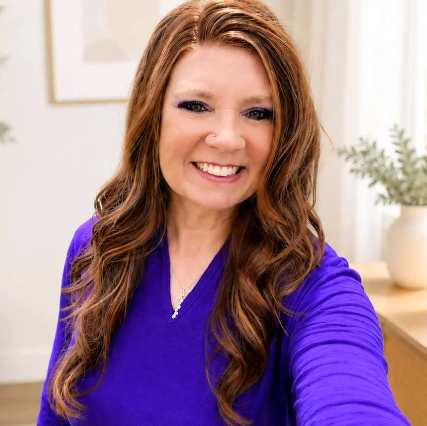 Watered Souls McEntire K138309  22" synthetic wig in Reba red. Heat friendly 350⁰, glueless, 3 combs, 2 adjustable straps, 1 removable band, closed wefted.  120 density.  Free gift with purchase.  please return gift upon return.