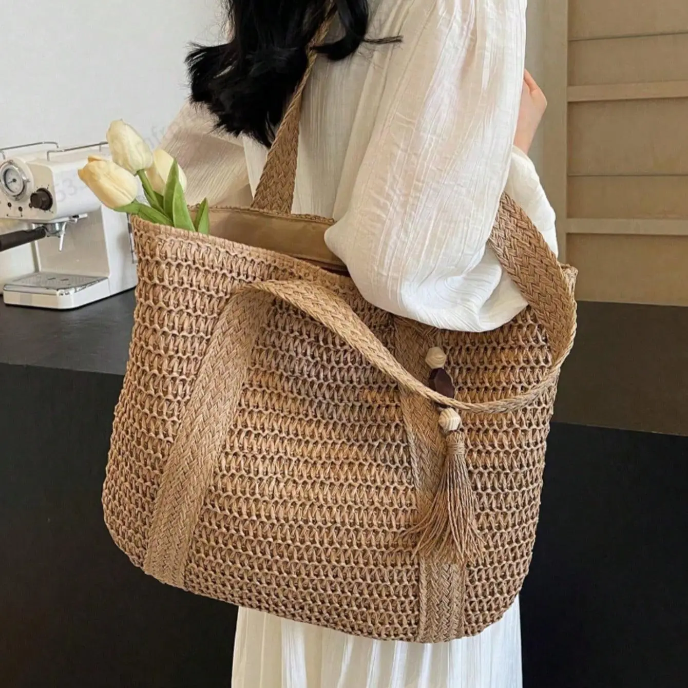 Fashionable Versatile Tote Bag, Beach Vacation Bag  Lightweight Elegant Design Straw Woven Boho Style Shoulder Bag Handbag Large Capacity Summer Straw Beach Bag with Tassel Pendant Woman Purse Suitable for Women, College Students, Teenagers