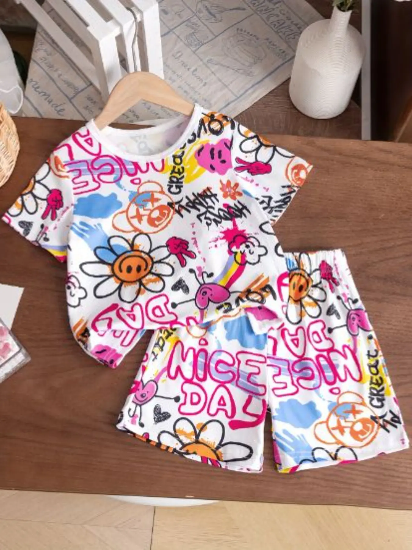 Girls' Toddler Fun Heart Print Short Sleeve T-Shirt and Shorts Clothing Set, Comfortable Casual Summer, Perfect for Daily Wear, Outdoor Activities, Parties, Summer Special Gift Set