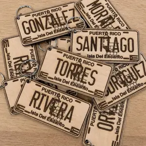 Llavero de Apellidos Puerto Rico Personalizado hecho en madera Estilo Mini Placa. Llaveros Personalizados Puerto Rico Last Name Custom Keychain Mini License Plate Keychains made from wood