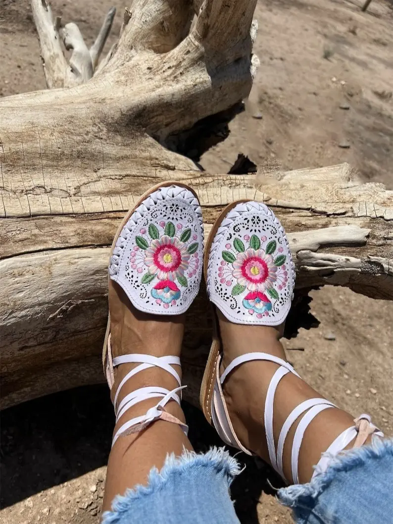 Huarache sandal white embroidered - boho hippie sandals white - Mexican sandals white - huarache women with flowers - wedding sandals lace up