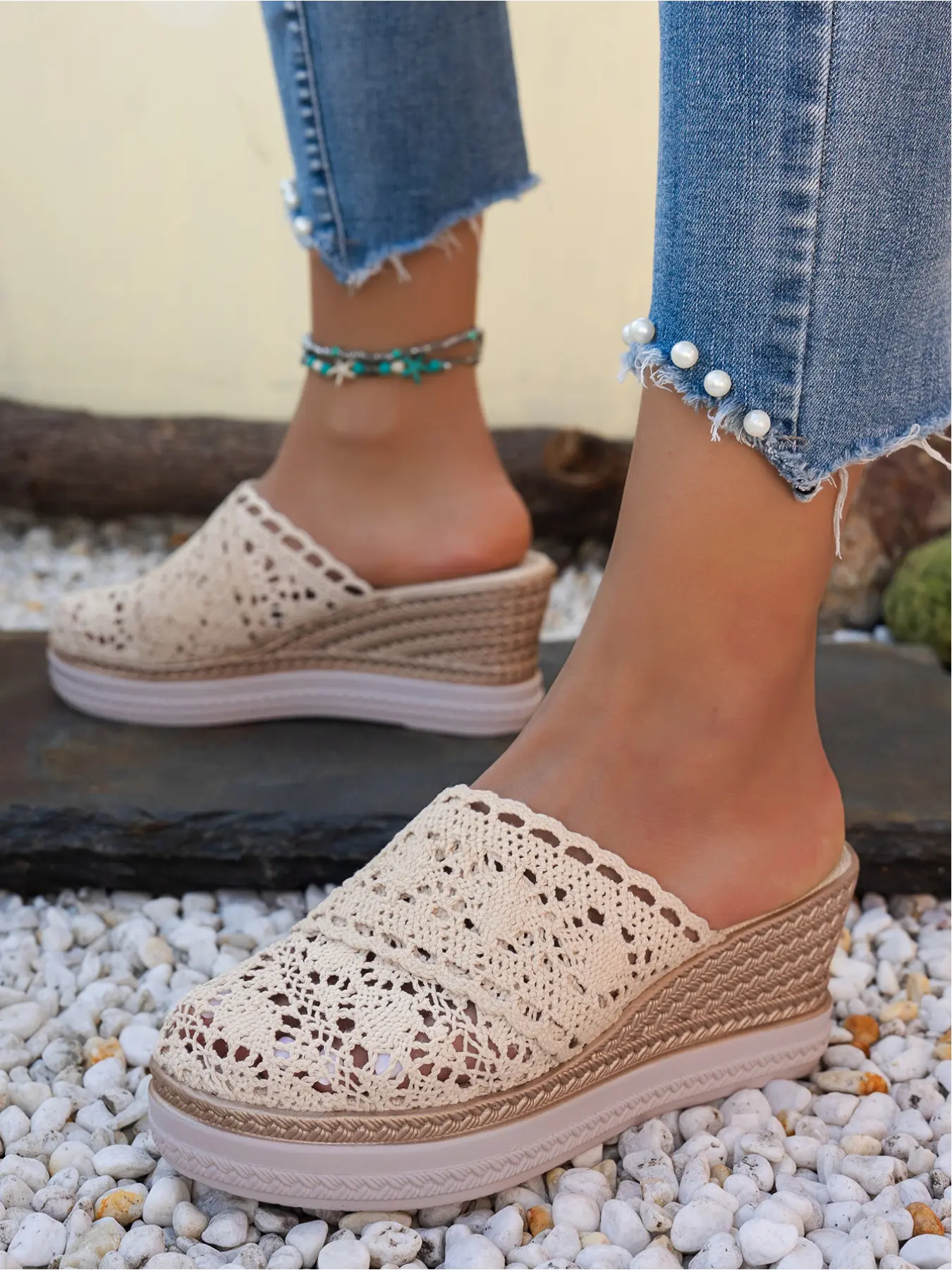 Plus-size women's new fashion lace hollow breathable closed-toe sandals for outdoor wear, stylish, simple, comfortable for daily commuting and shopping, with a wedge heel and thick sole, Trending elevated sandals Breathable Summer Sandals