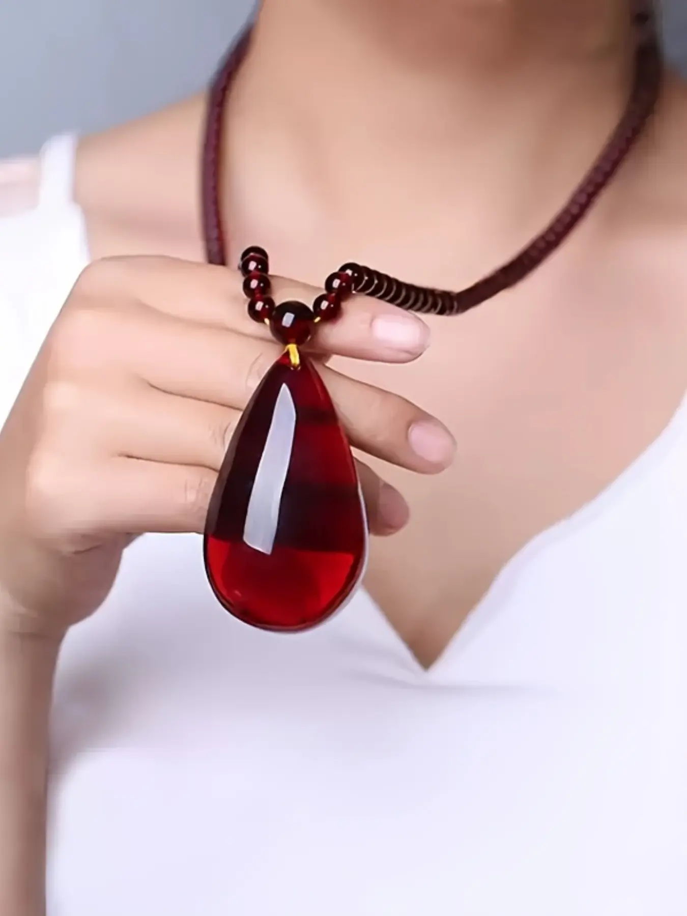 Women's Pendant Necklace, Beaded Necklace, Deep Red Baltic Amber, Drop-shaped Sweater Necklace, Suitable for Both Men and Women, Suitable for Daily Wear and Carnival Celebrations, Necklets
