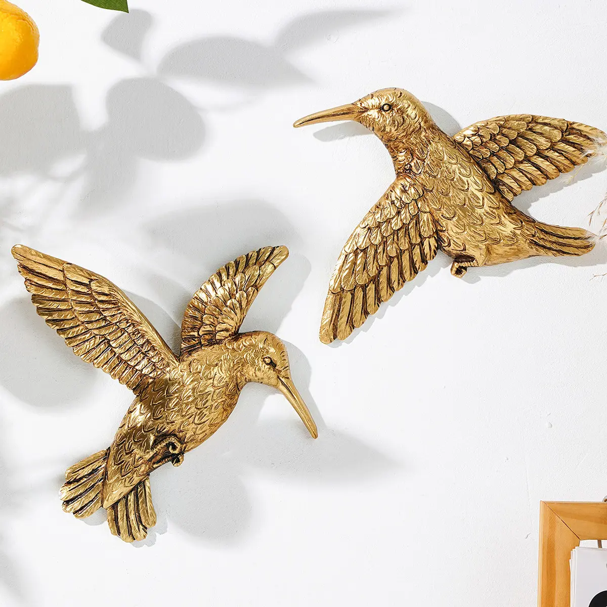 1pc Hangable Resin Golden Hummingbird in Flight Wall Hanging - Modern Homes Decoration, 1-Piece Room Decorations Statue & Figurine for Living Room, Event Spaces