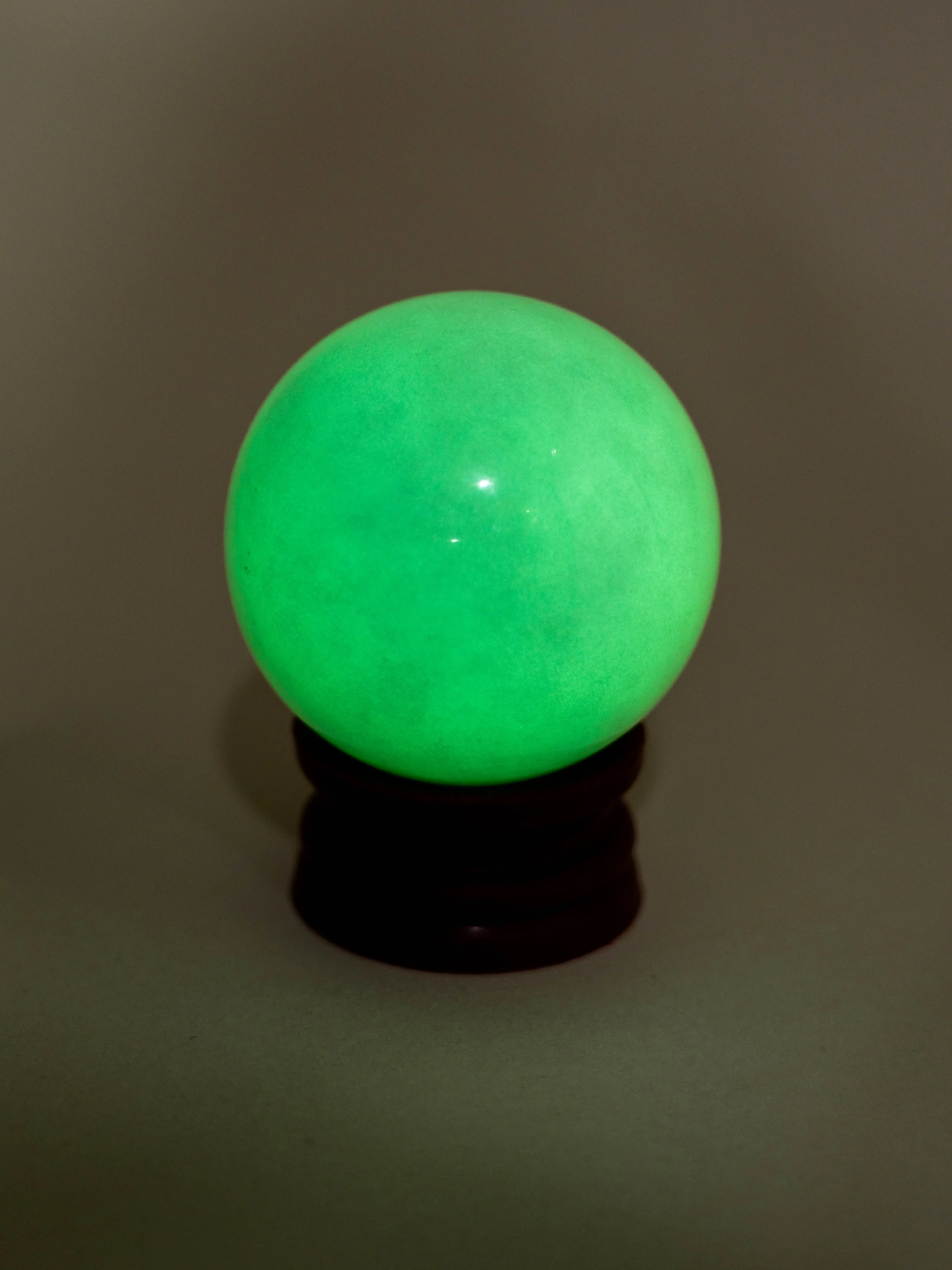 E.Green Night Gem Glow Ornament – Feng Shui Wealth Attractor, Natural Luminescent Stone