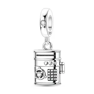This MULA 925 Silver-plated safe-shaped pendant, set with cubic zirconia, is a miniature vault and fits perfectly with a Pandora bracelet. It's the perfect gift for girls and women.