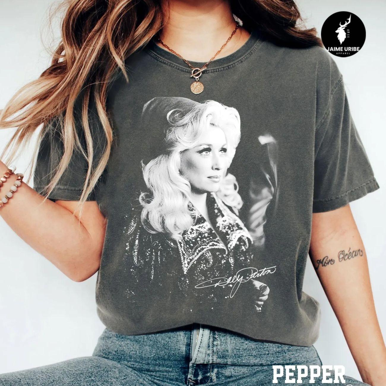 Comfort Colors Vintage Dolly Parton Graphic Tee, Dolly Parton Merch, Vintage Country Music Shirt, Dolly Parton T-Shirt, Retro Country Music Tee, Unisex Womenswear Graphic Tops THH