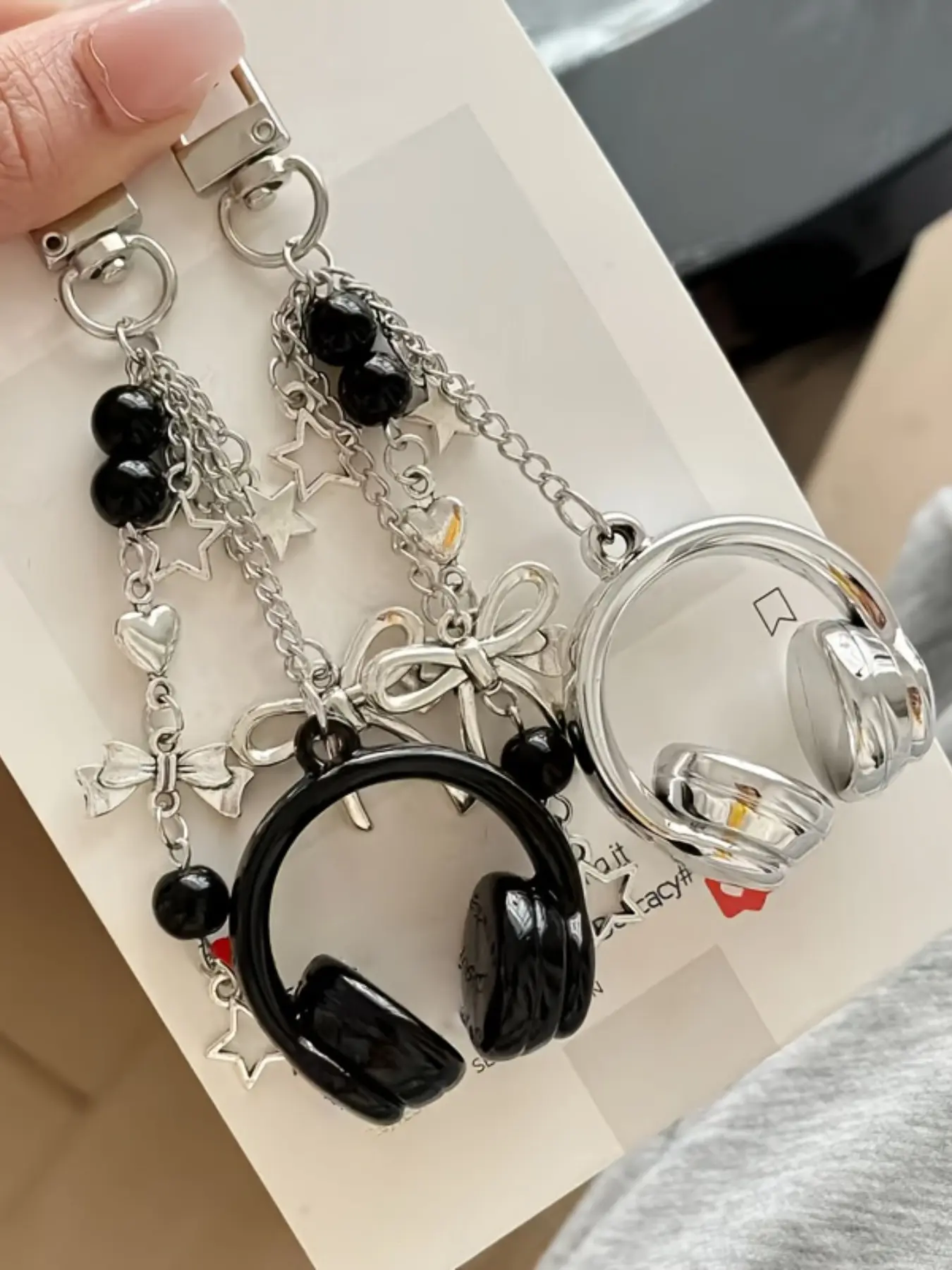 1pc/2pcs Creative 3D Beaded Earphone Keychain, Aesthetic Keychain, Bag Charm, Headset Phone Strap Pendant, Music Headphone Keyring, Stylish Keyring, Phone Chain Unisex Backpack Pendant, Ideal Gift for Friends/Family Black Silver
