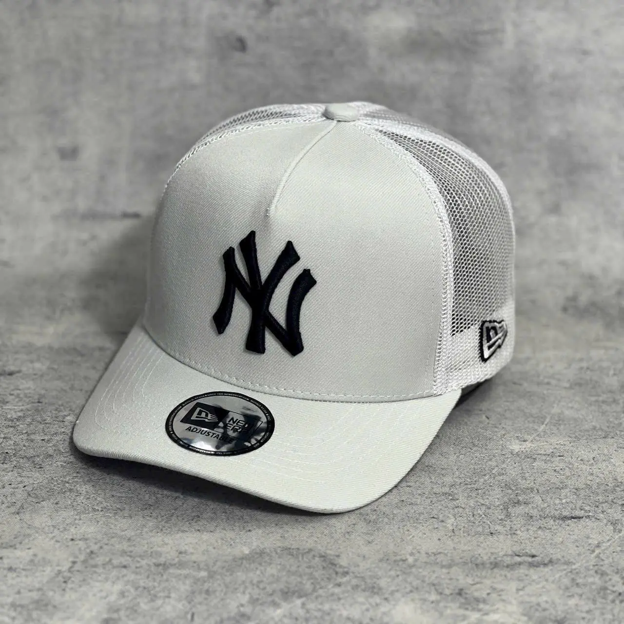 New Era NY Yankees White Mesh Trucker Cap – LA Dodgers & NY Yankees 9FORTY 9FIFTY Snapback Flat Brim Adjustable Unisex Baseball Hat, White Crown Black Embroidered Logo, Breathable Streetwear Sports Cap