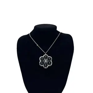 Pre-owned h5 Chanel Lace Flower & Acrylic Pearl Snowflake Necklace 04004