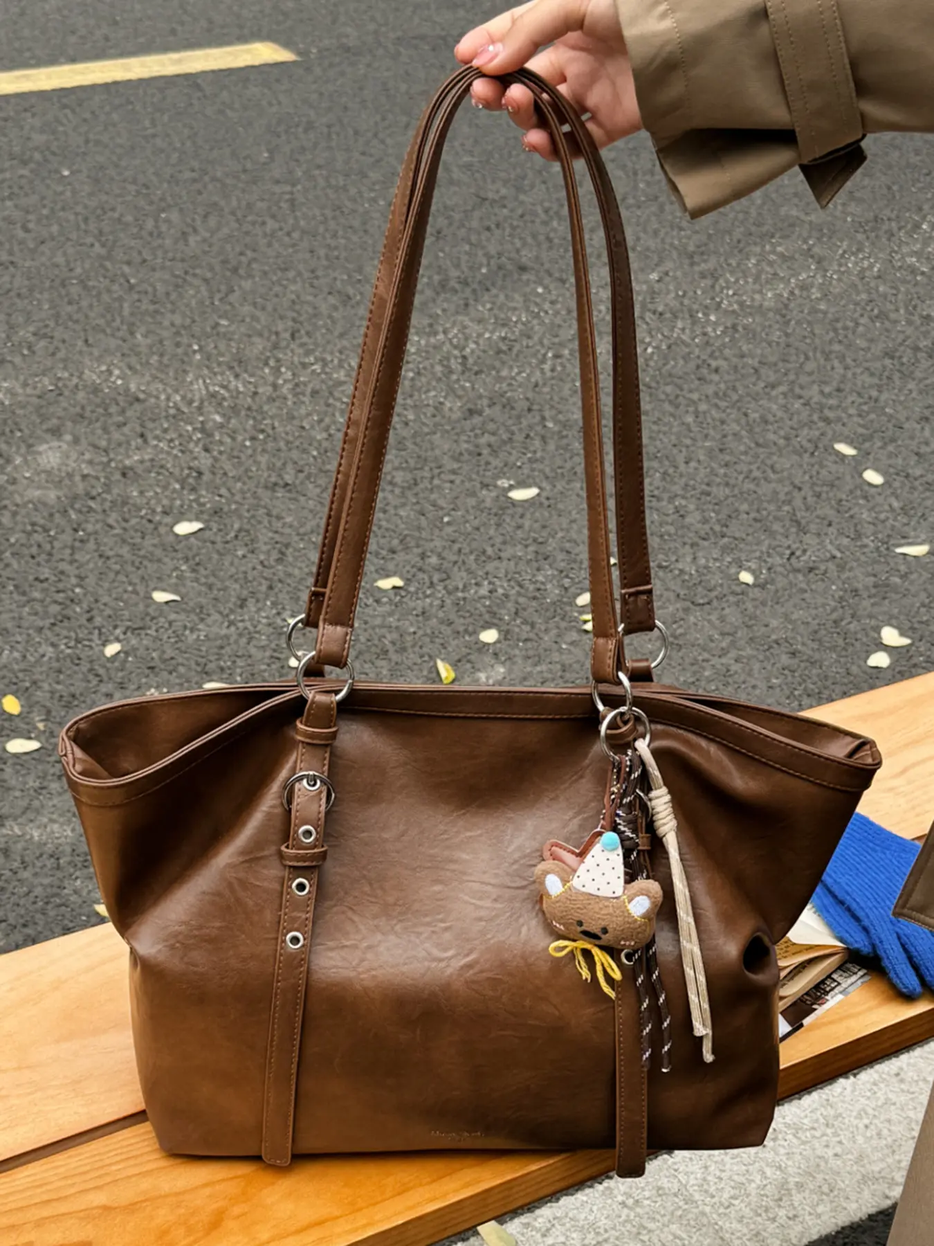 Retro trendy one-shoulder handbag, casual versatile one-shoulder tote bag, Versatile shoulder bags, paired with exquisite pendants, suitable for daily commuting scenarios