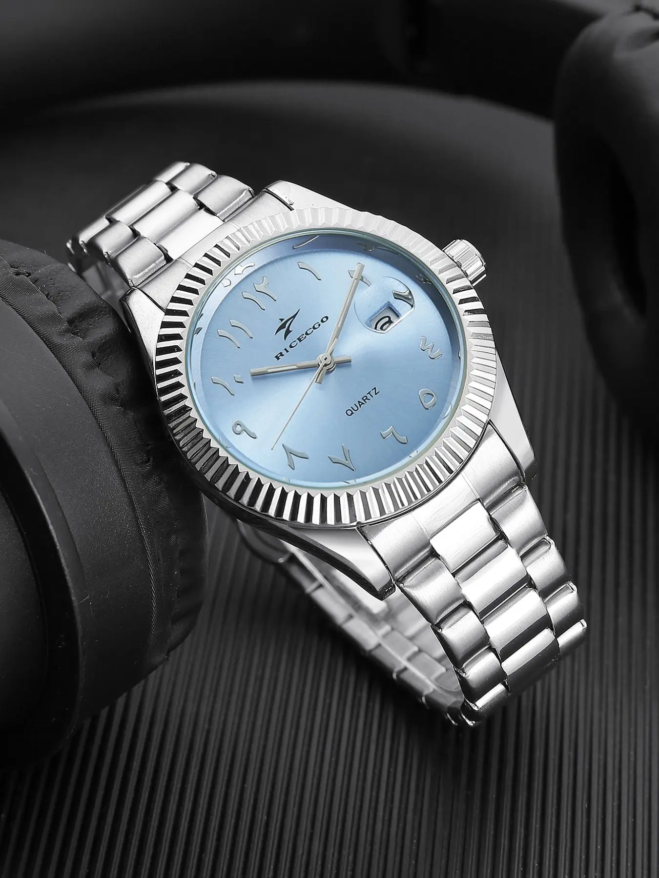 Ice blue dial men's steel strap watch fashionable three-dimensional scale calendar window simple business style Analog quartz watch Modern Fashionable Wristwatch Stylish Watch