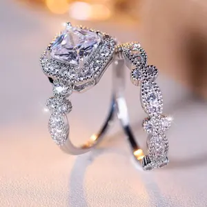 Set of 2 white Cubic Zirconia rings with fashionable and sophisticated square design, suitable as a gift for women to wear at weddings and parties.