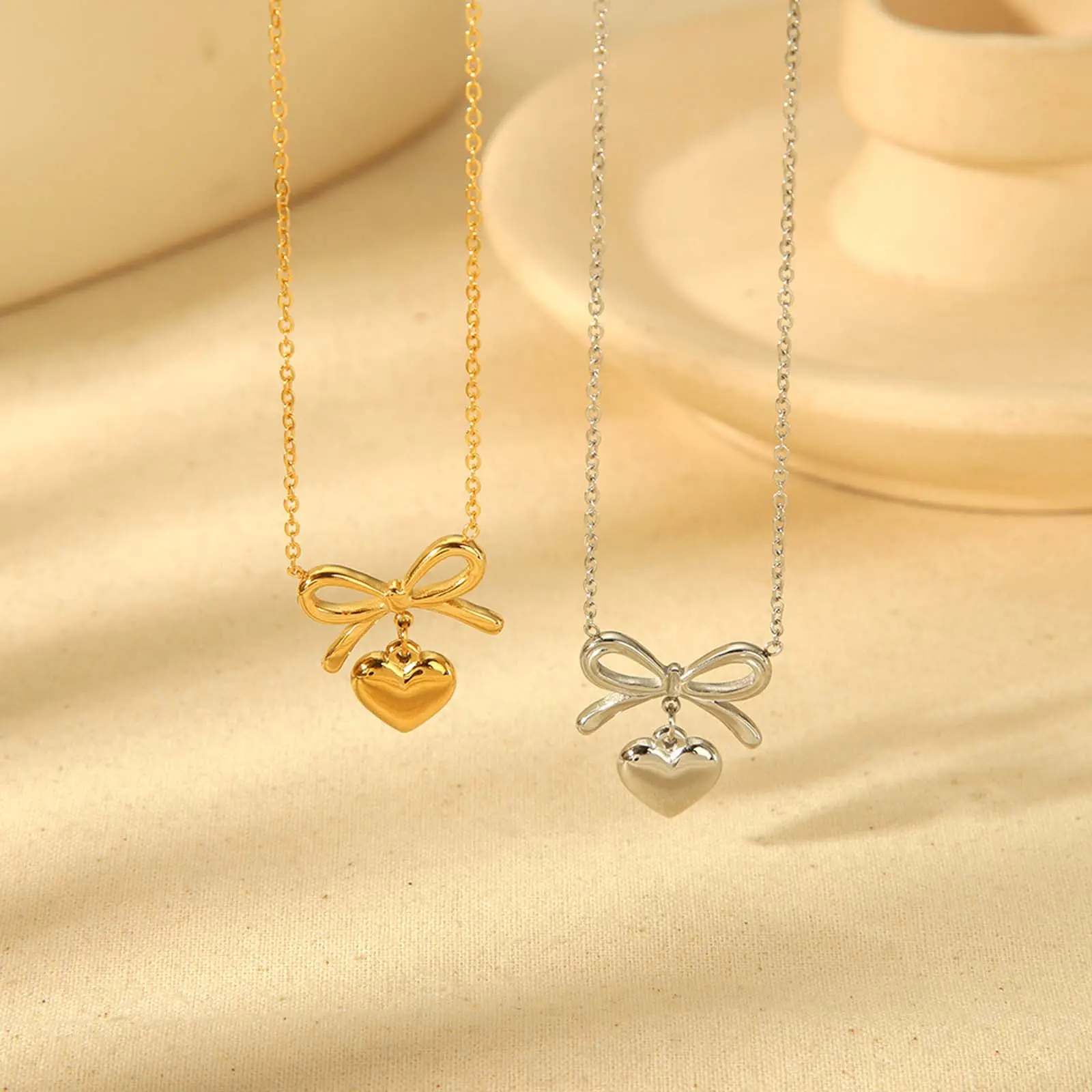 Simple and stylish sweet bow heart pendant necklace retro niche trend party essential clavicle chain