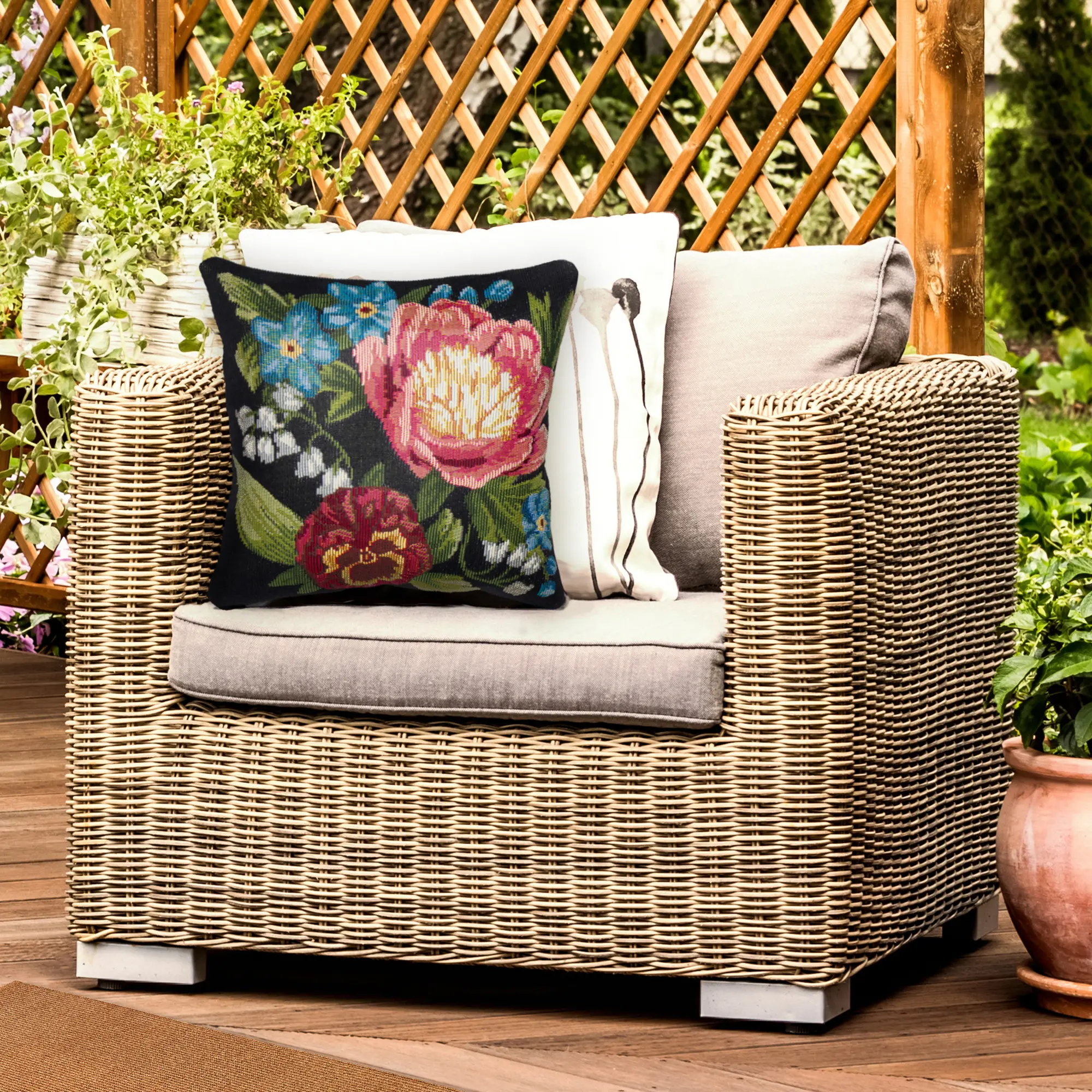 Lush Decor MARINA 75% Polypropylene Blend Indoor/Outdoor Pillow - Expertly Power Loomed, Easy Care, Traditional Graphic Botanical Floral Accent, Fade Resistant, All-Purpose, Imported from Egypt, Porch Cushion (Secret Garden)