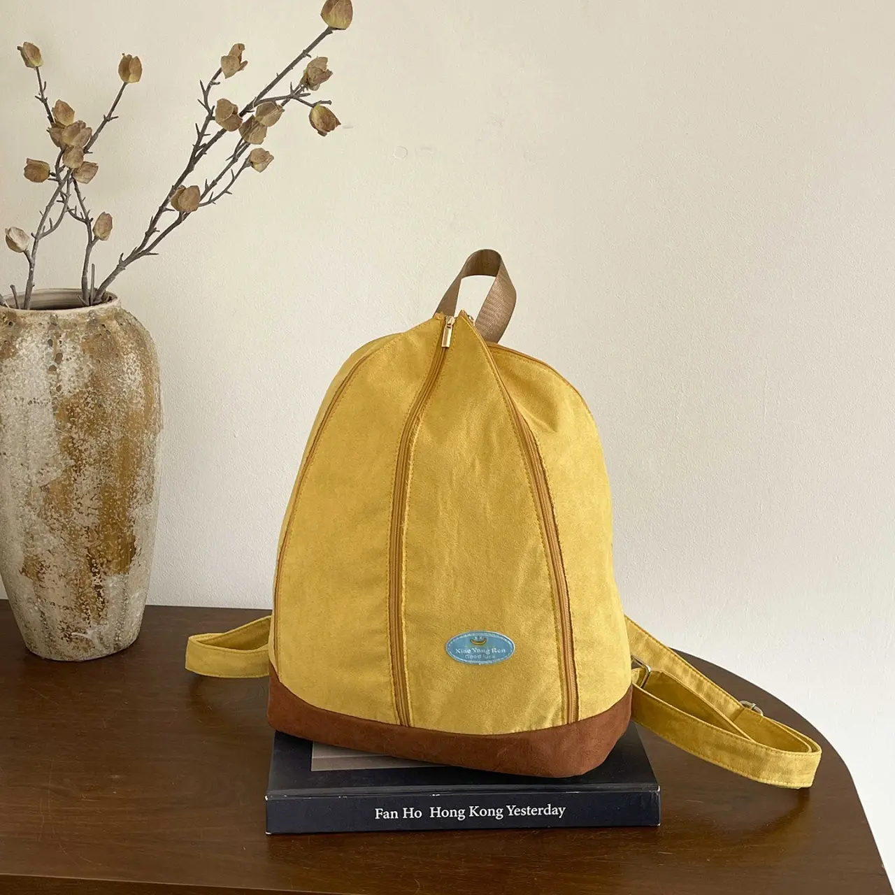 Unique, peelable banana-style backpack—a versatile, high-capacity fruit-themed bag perfect for commuting or casual use.