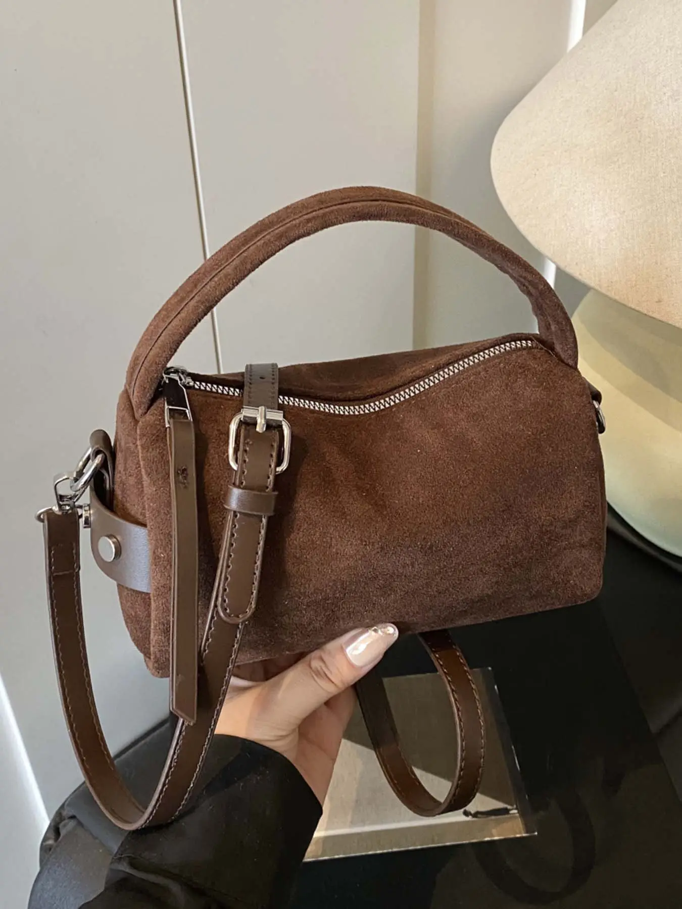 Simple and casual  one-shoulder handbag, niche personality   design simple and casual versatile shoulder bag, Casual Crossbody Bag, adjustable shoulder strap messenger bag, suitable for daily commuting, shopping and dating.