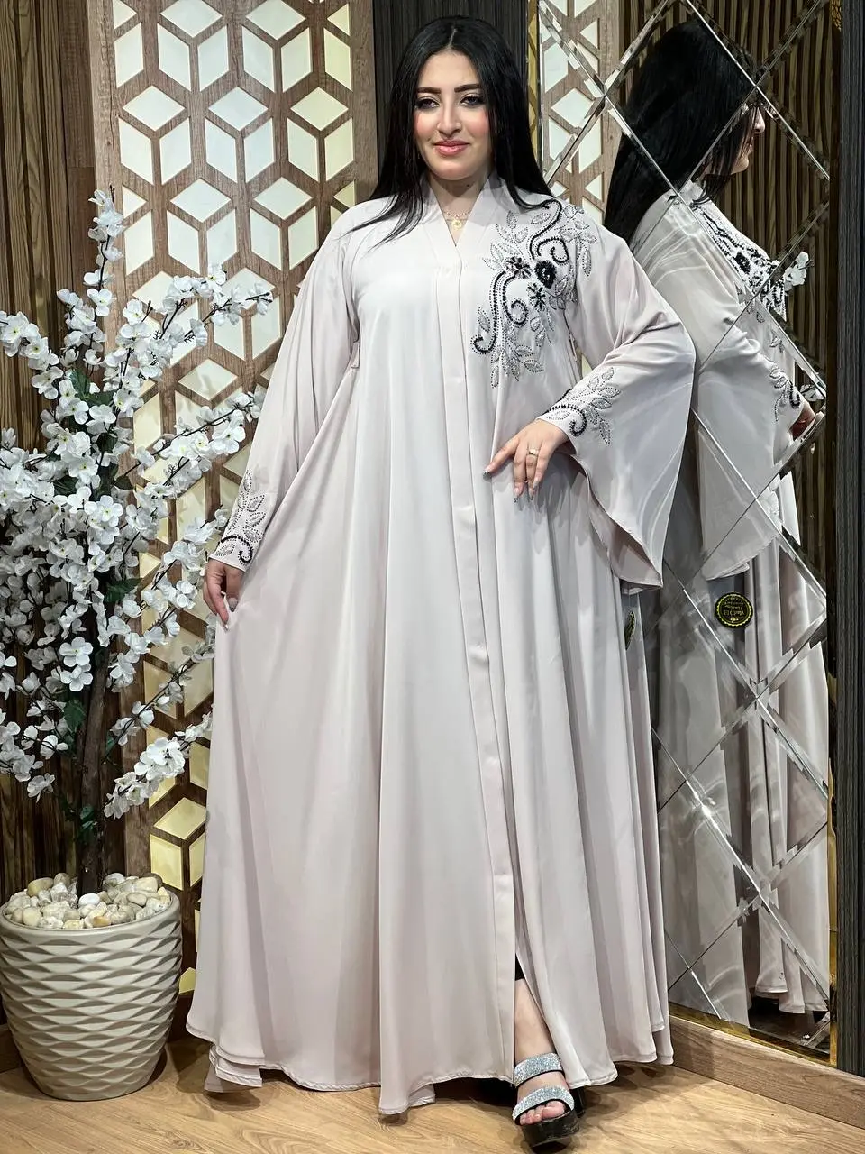Women's Lubna Umbrella Abaya - Elegant Islamic Clothing with Embroidery Detail, V-Neck Chic for Stylish Wear
