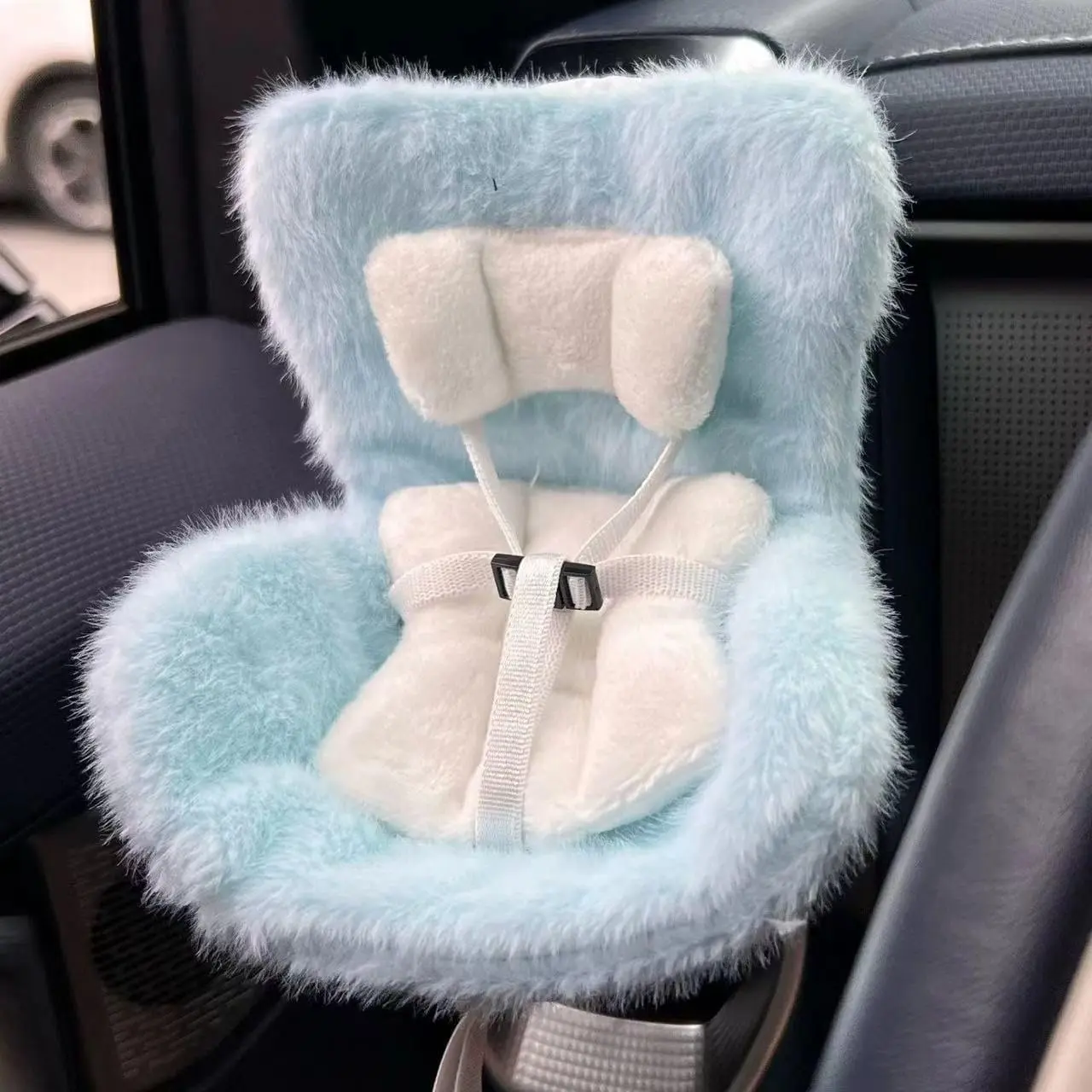 Doll Car Seat for 3–8 inch Figures, Compatible with Labubu and Other Plhes, Blind Box Dolls & Vinyl Collectibles, Includes Air Vent Clip & Desktop Stand, Cute Car Ornament for Collectors
