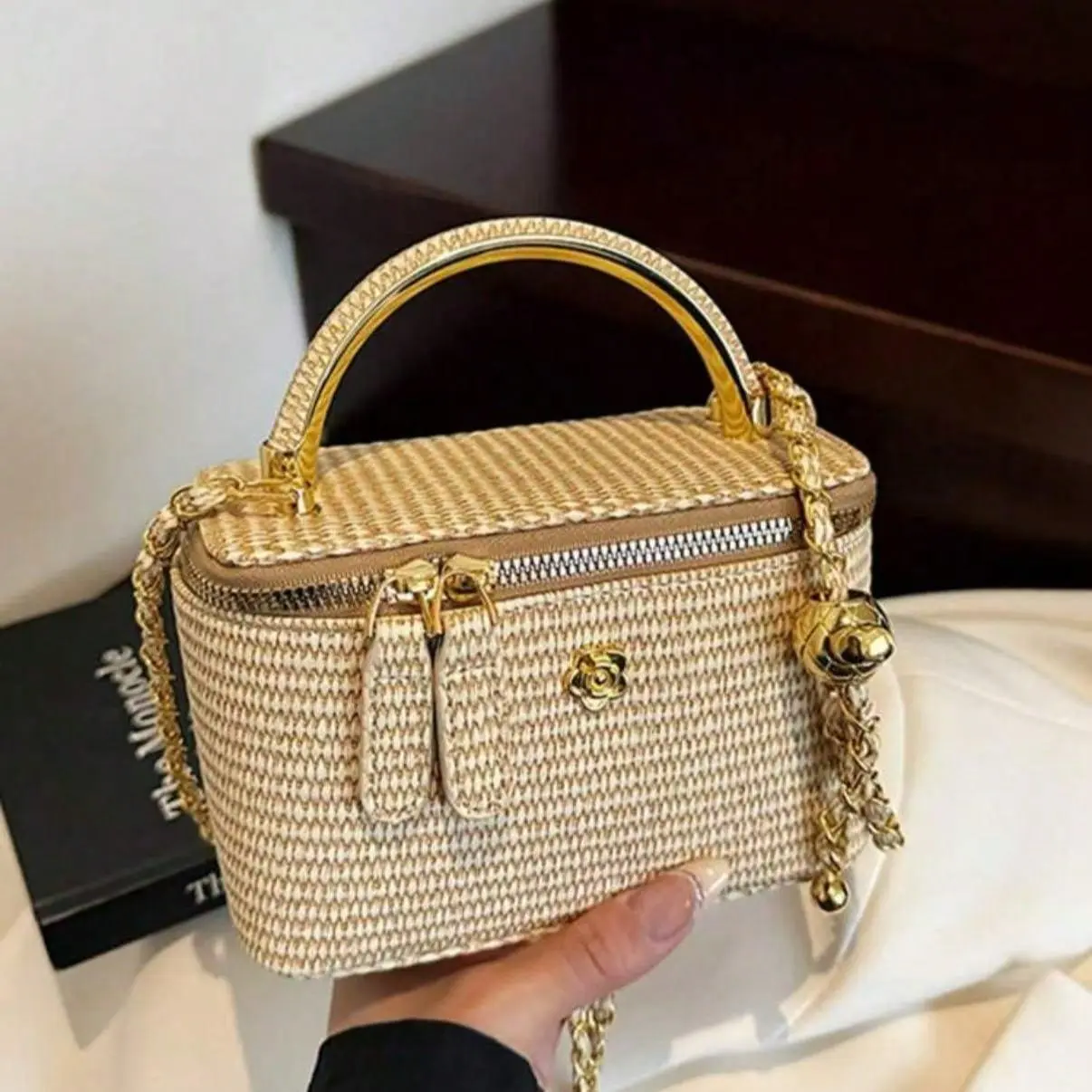 New Minimalist Crossbody Bag, Casual Versatile Woven Straw Lunch Box Bag with Chain Strap Shoulderbag Everyday Purse Handbag  Make Up Bag for Woman for Shopping Traveling Party Daily Outgoing