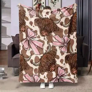 Featuring a bow and Highland cow pattern, this luxurious flannel blanket is warm and comfortable, made from 280gsm polyester fabric. Suitable for all seasons, it's an excellent choice for relaxation, camping, travel, or use in the car or office.
