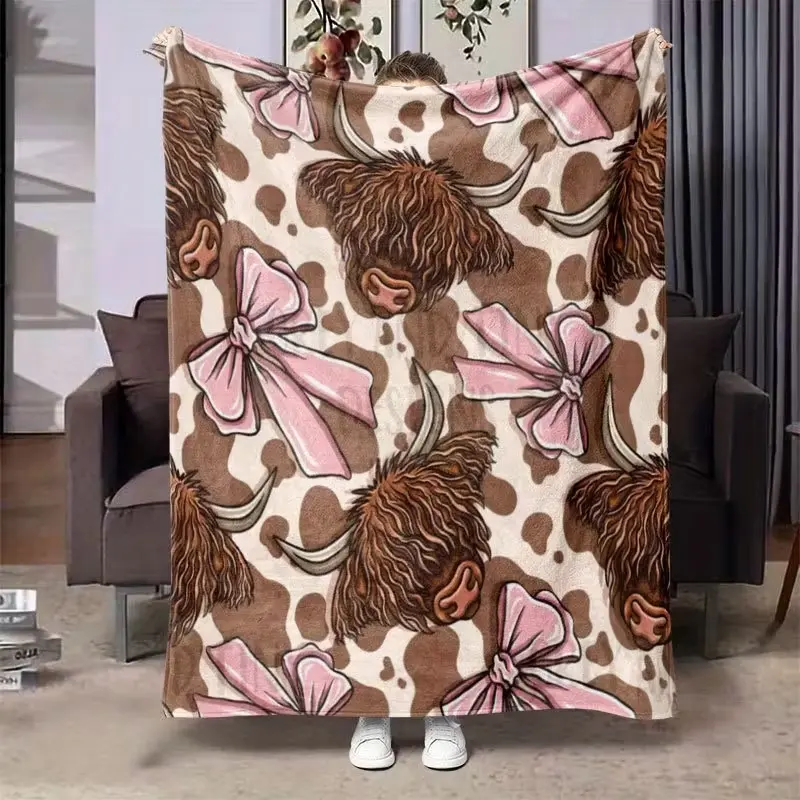 Featuring a bow and Highland cow pattern, this luxurious flannel cow print blanket is warm and comfortable, made from 280gsm polyester fabric. Suitable for all seasons, it's an excellent choice for relaxation, camping, travel, or use in the car or office.