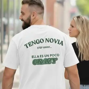 Funny Spanglish Tengo Novia Shirt Ella es un poco Crazy Camiseta Divertida Boyfriend Girlfriend Gift Viral Couple Tee Unisex Graphic Shirt for Man and Woman Latino Humor Streetwear Casual Outfit Funny Relationship Meme Tee Regalo Pareja Cotton Blend