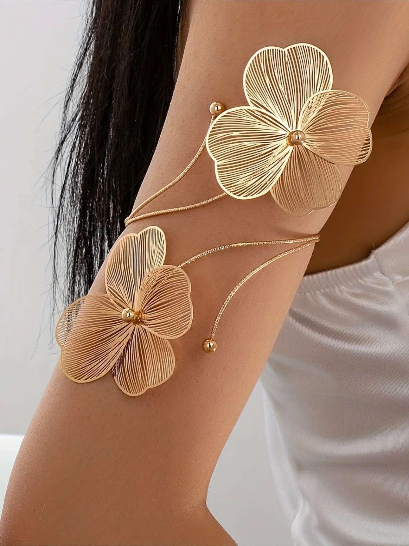 1 Piece of Fashionable Metal Texture Flower Hollow Out Sweet Cool Personality Exaggerated Arm Ring, Female Arm Ring Elegant Temperament Party Vacation Arm Ring Body Jewelry