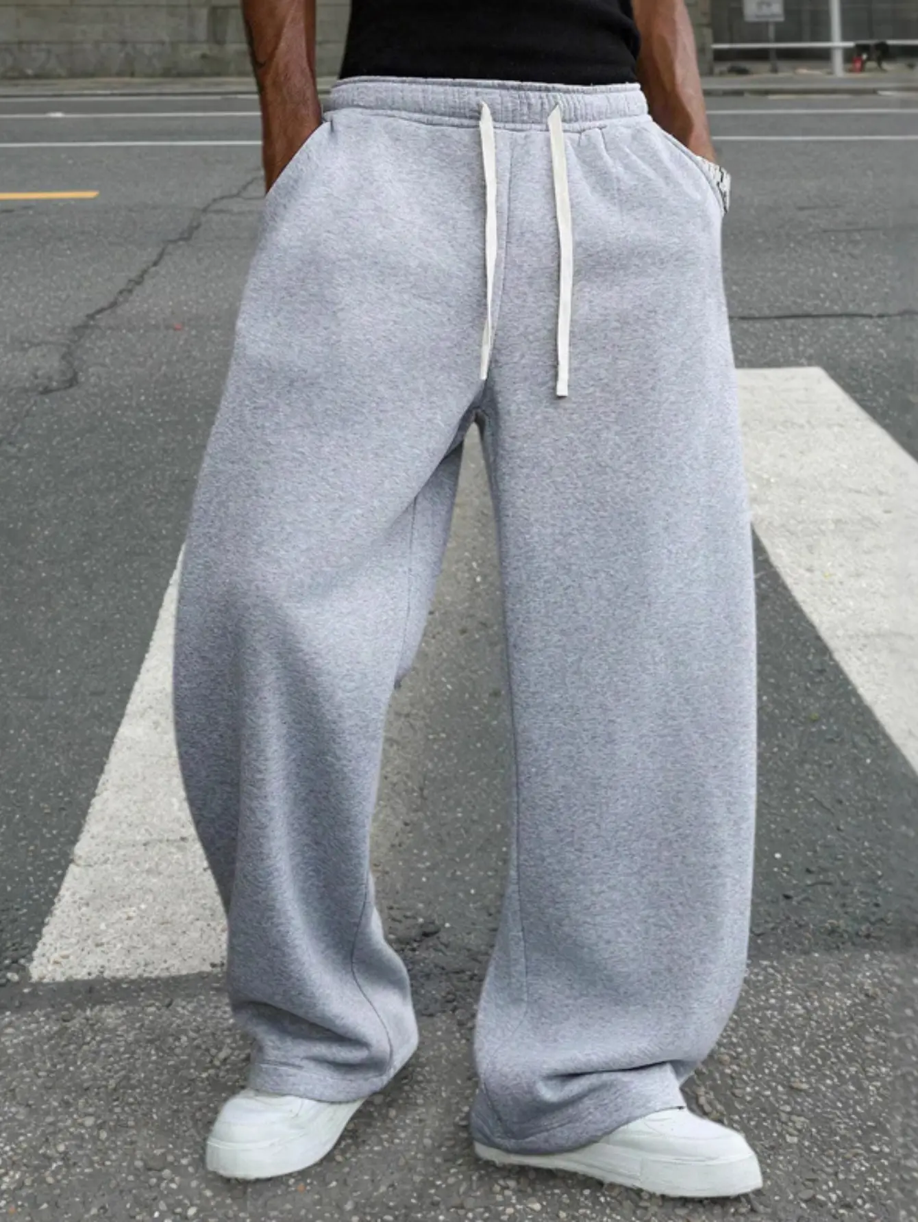 High-street boys’ solid-color sweatpants with an elastic waistband and a fluid drape—sporty, versatile, and casual.