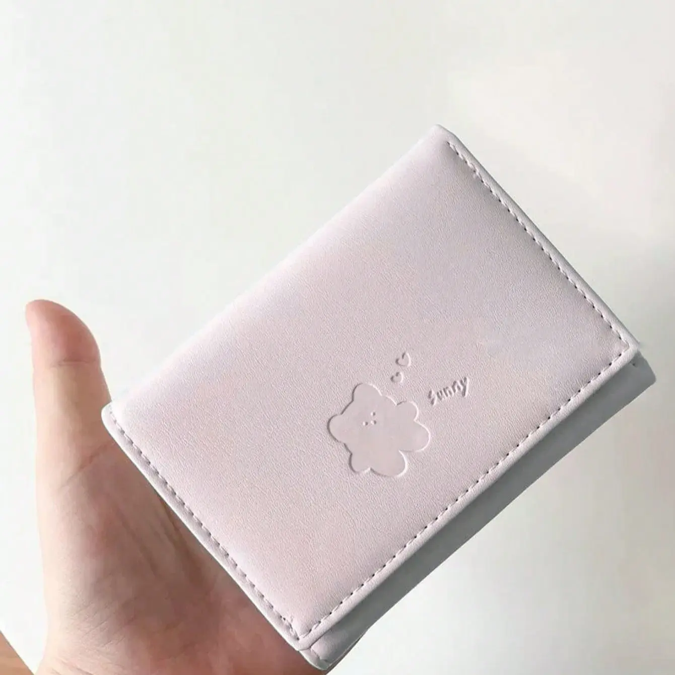 1 Pc Bear Wallet – Cute Korean-style short Trifold Wallet with soft pastel colors, Cute Wallets. Multi-function tri-fold purse for cash, coins and cards, compact women’s wallet with snap closure, perfect for students and daily use.