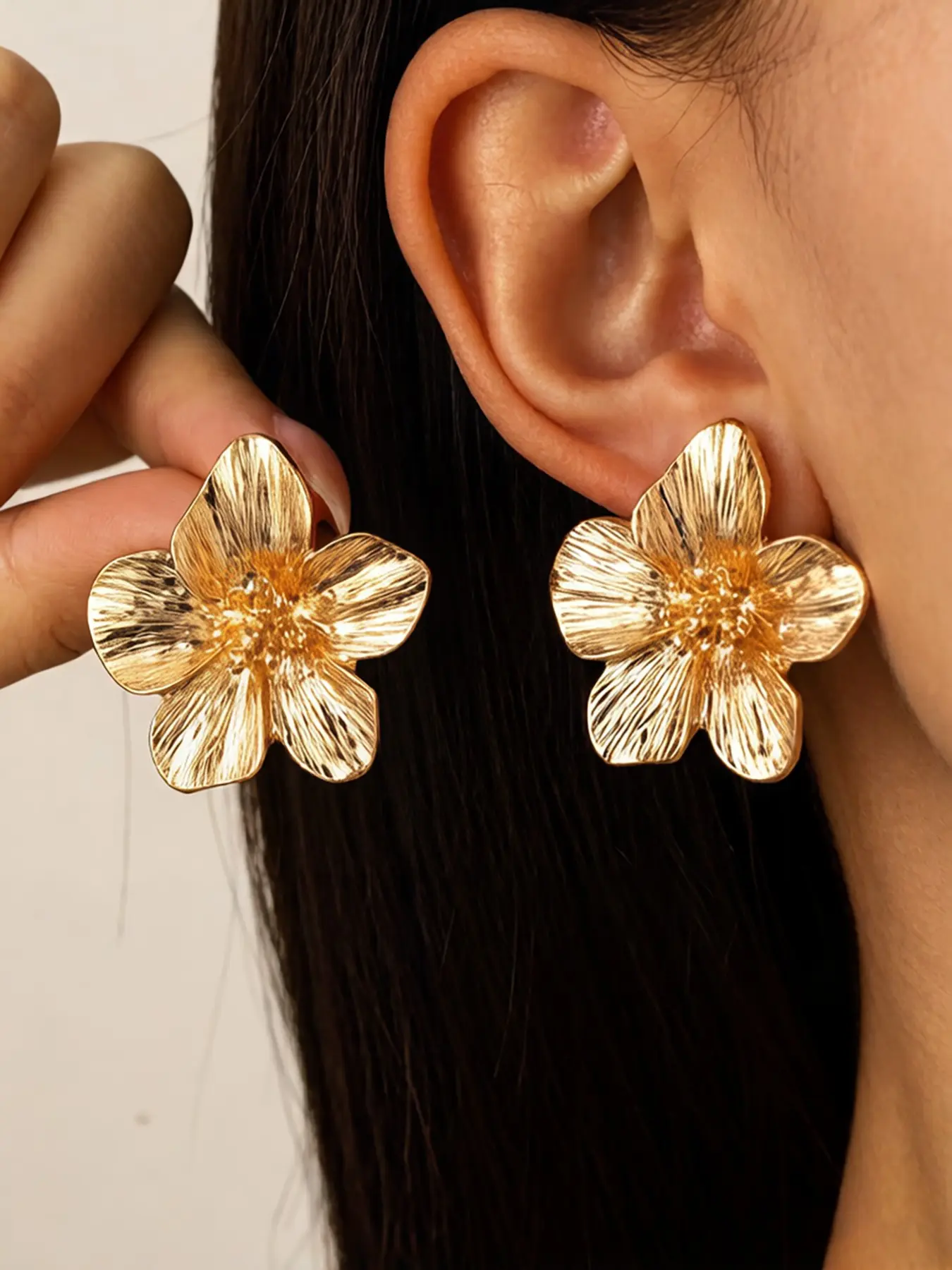 Statement Metal Petal Flower Stud Earrings for Fashion-Loving Women, Trendy Daily and Party Jewelry, Floral Stud Earrings, Shining Earrings, Fashionable Earrings