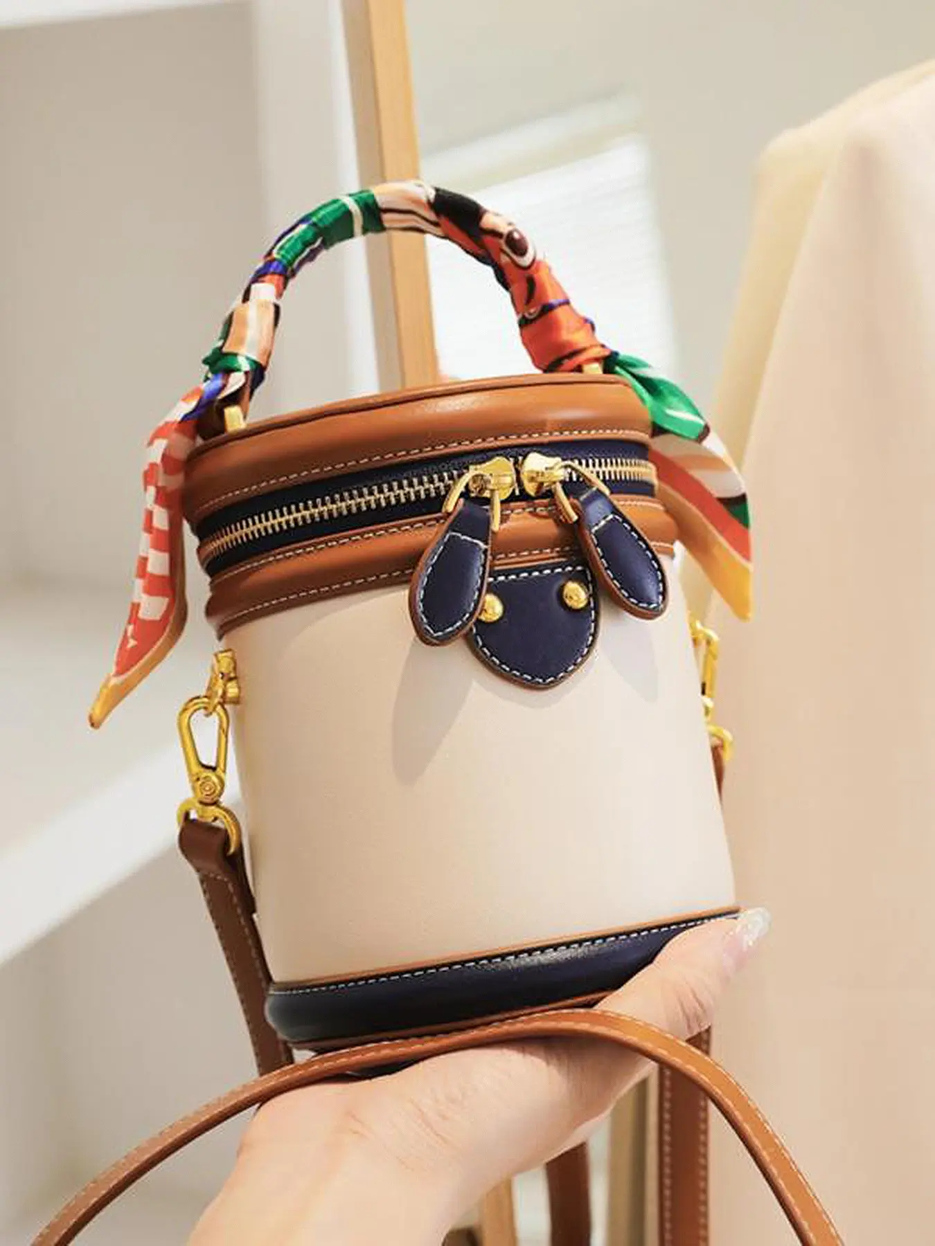 Small design rabbit ear decoration cylindrical bucket bag, Fashionable Bags, detachable shoulder strap crossbody bag with silk scarf handle, can accommodate mobile phones, lipstick, shopping, dating, Fashionable Bucket Bag
