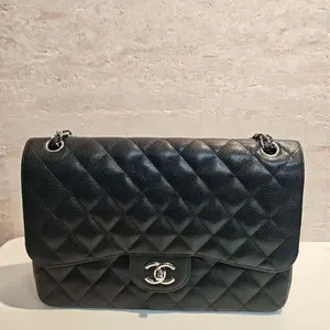 Pre-owned cow Backpacks Chanel Classic Quilted Caviar Leather Shoulder Bag with Silver Hardware