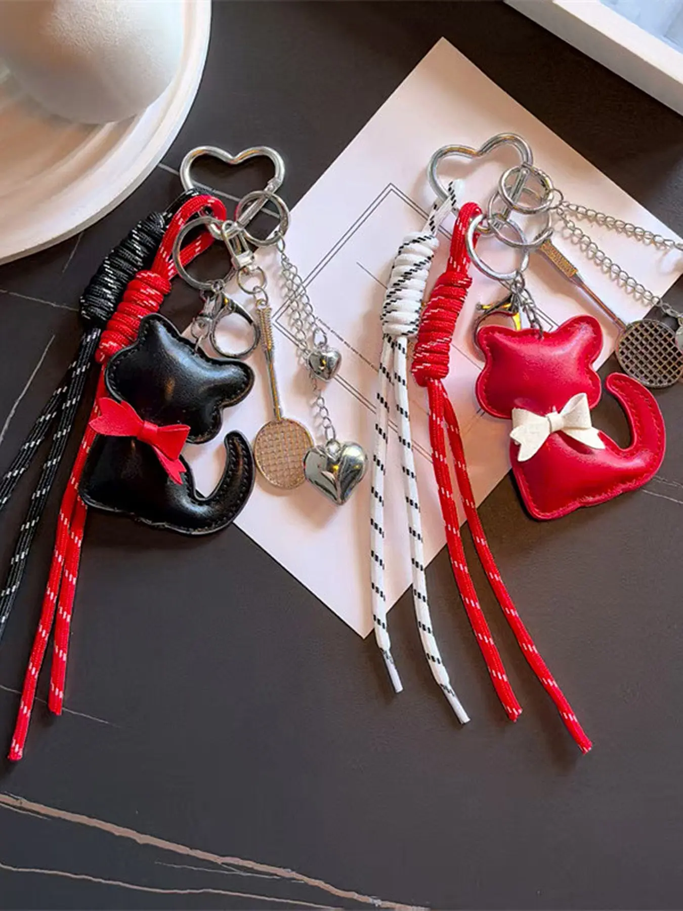 Retro light luxury texture heart-shaped contrasting tassel knot pendant, three-dimensional cat shaped design, decorated with badminton racket and bow elements, can be used as a bag hanger and keychain, Keychain for bags