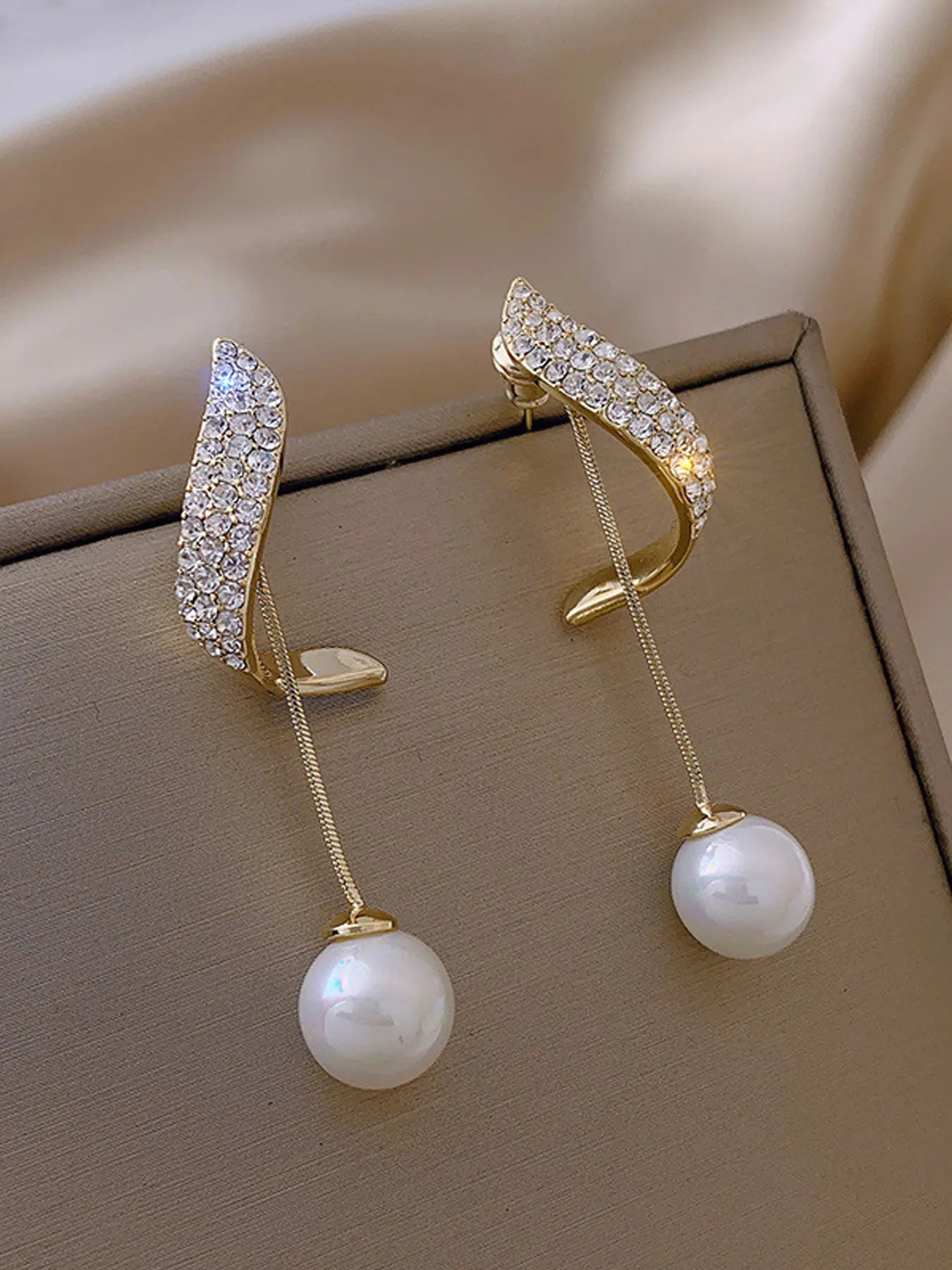[Pearl Pendant Drop Earring] Elegant Golden-Tone Faux Imitation Pearl Drop Earrings | Dangle Earrings | Luxurious Wedding Jewelry for Women | Geometric Statement Earrings | Rhinestone Embellishments | Earrings Dangling | Ear Accessories