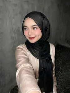 Women's Rose Floral Print Headscarf, Boho Style Beach Sunshade Wrap, Shimmer Satin Silk, Elegant Hijab for Daily Wear, Outdoor Leisure