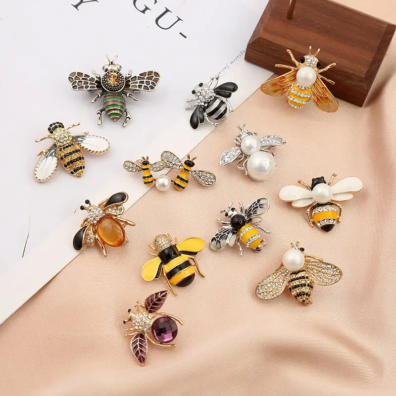 Women's Rhinestone Bee Brooch Clip - Bee Shape, Insect Motif, Pearl Accent Fashion Accessory for Party Use, Casual Wear