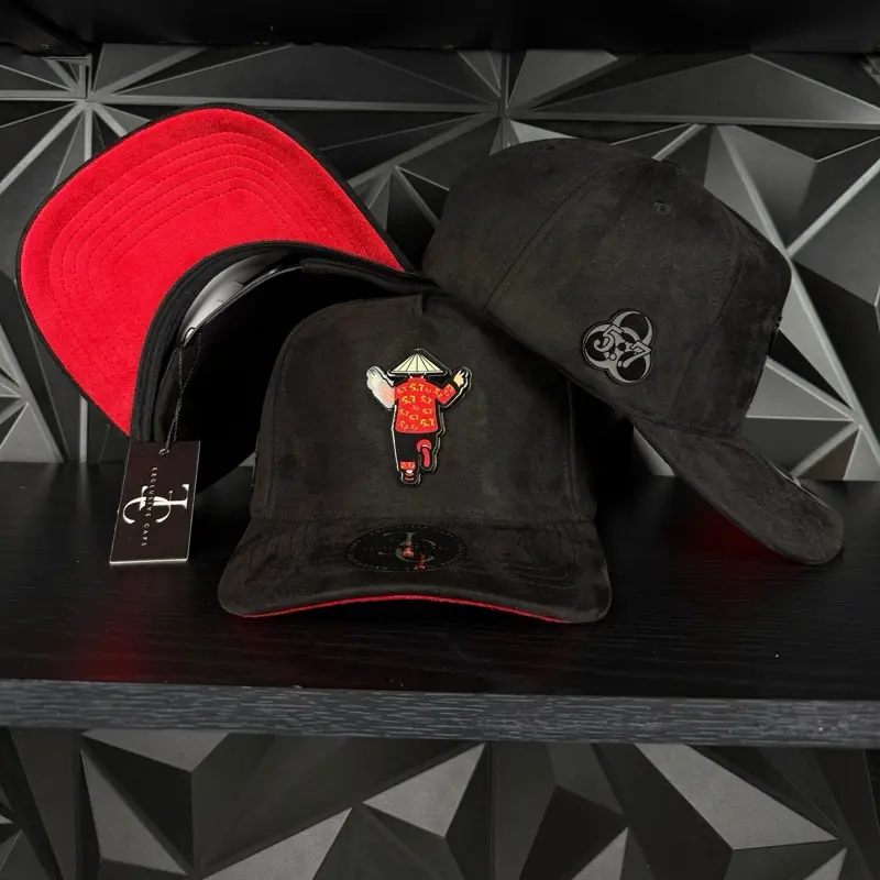 Chino 5.7 SnapBack hat-black/red suede
