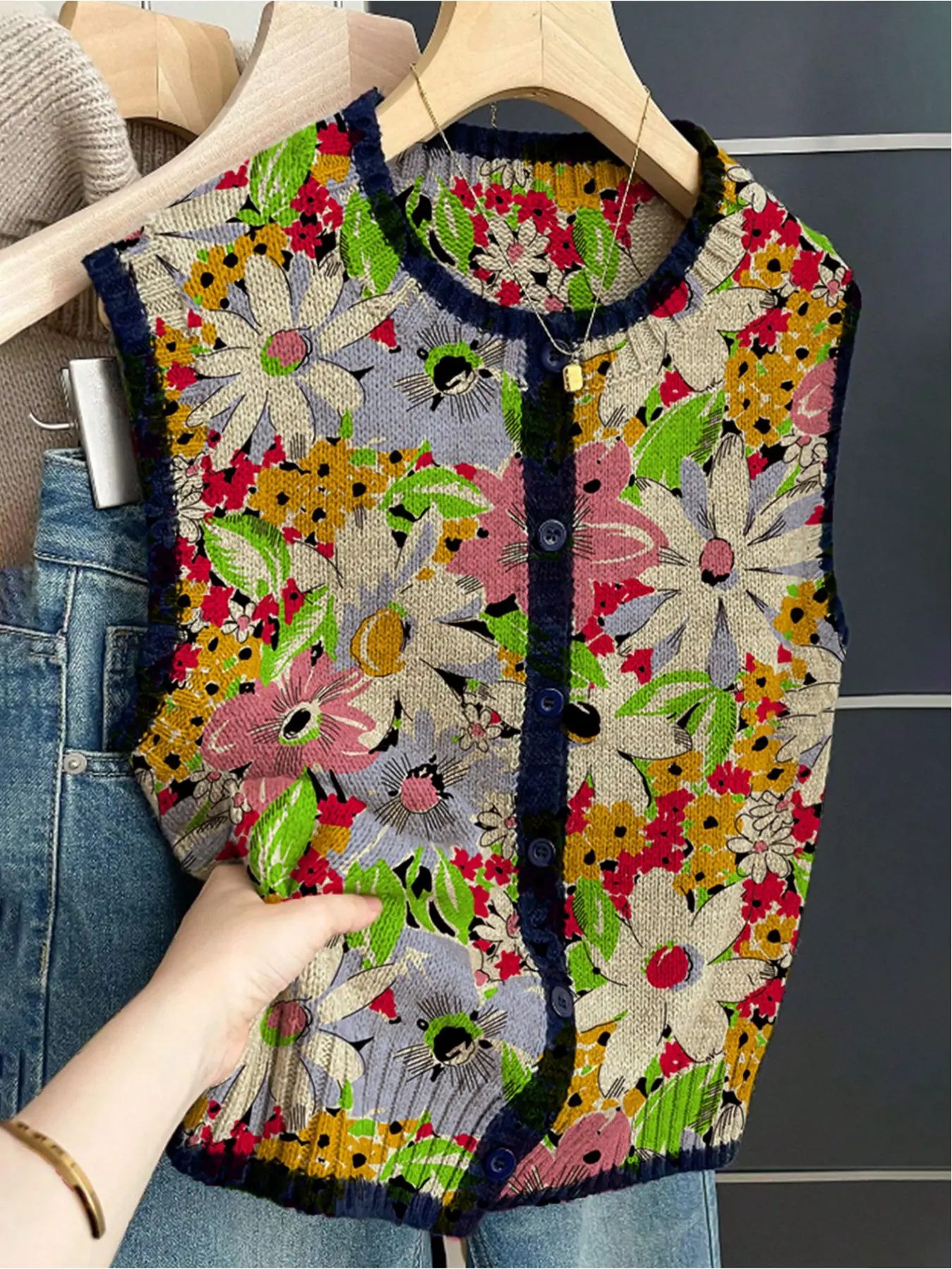 French retro style loose crew neck sleeveless color-block buttoned khaki women's sweater vest, Tops, with floral print, Printed Sleeveless Loose. Suitable for spring and summer women's wear, vacation style