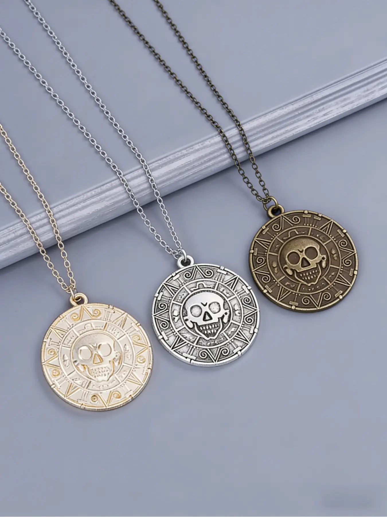 Gold, Silver & Bronze Pirate Skull Detailed Coin Pendant Necklace, Costume Necklaces, Vintage Pirate Style Exquisite Chain Jewelry with Intricate Aztec/Mayan Engraved Skull Detail, for Men & Women, Daily, Cosplay, Halloween & Streetwear Occasions