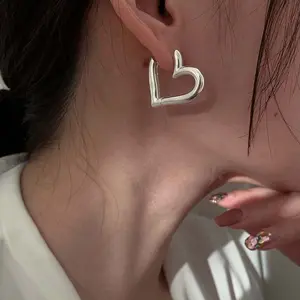 Glossy heart earrings for women, niche design, simple and fashionable accessories